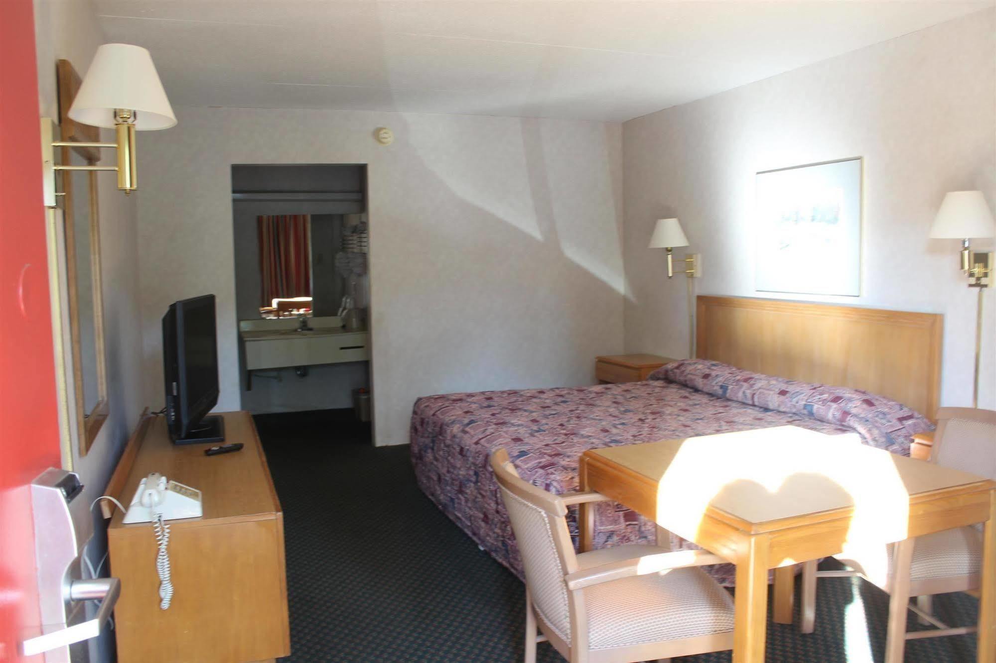 Town And Country Inn Suites Spindale Exterior foto